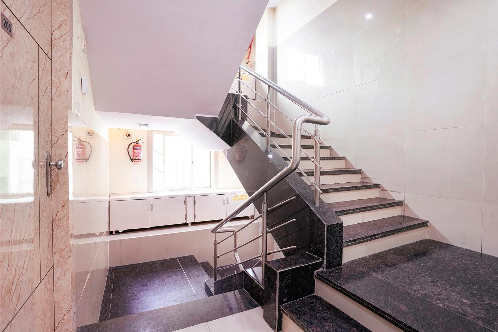 Fabhotel Everest Vashi Экстерьер фото